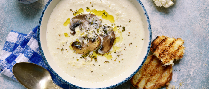 velouté de champignon cuisiné dans un bol de soupe