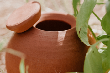 Poterie olla dans le sol