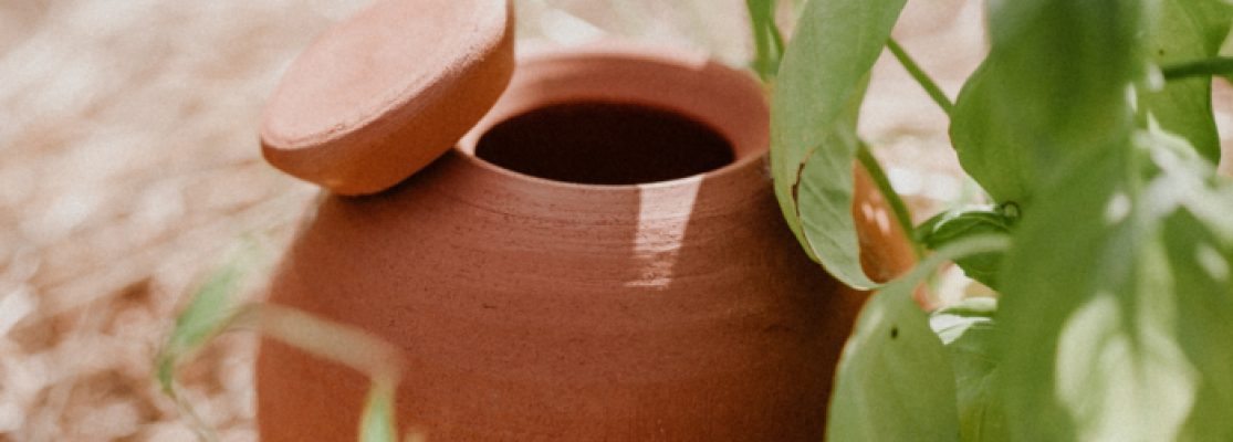 Poterie olla dans le sol